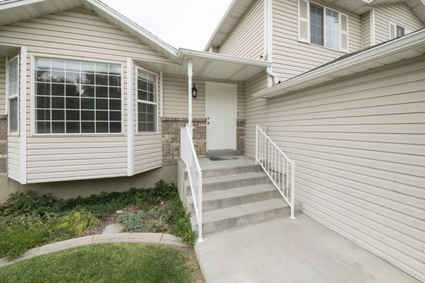 Cost of White Vinyl Siding Replacement in Great Falls